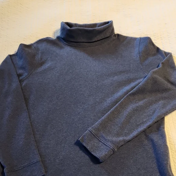 Women's L.L. Bean turtleneck. - Picture 3 of 4